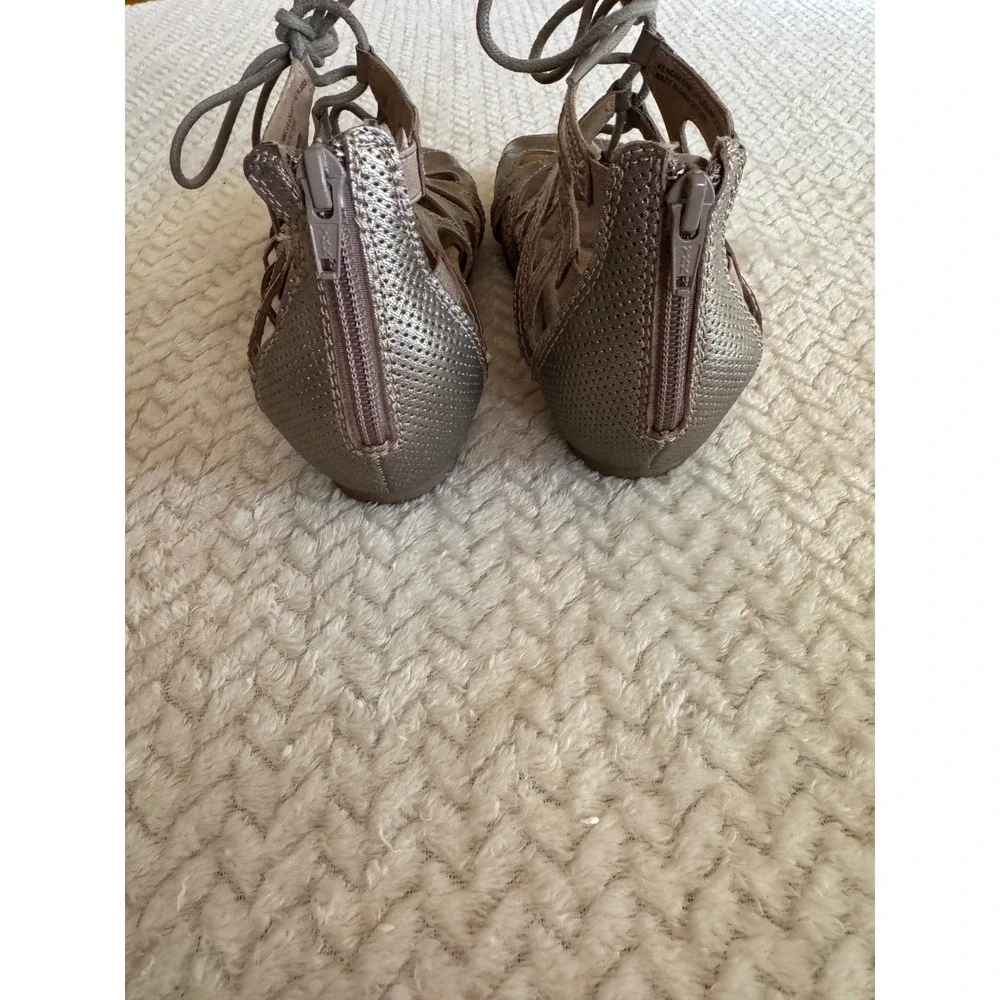 Earth Origins Kendra Kamilla Platinum‎ Metallic Gladiator Sandals 7M 2020S